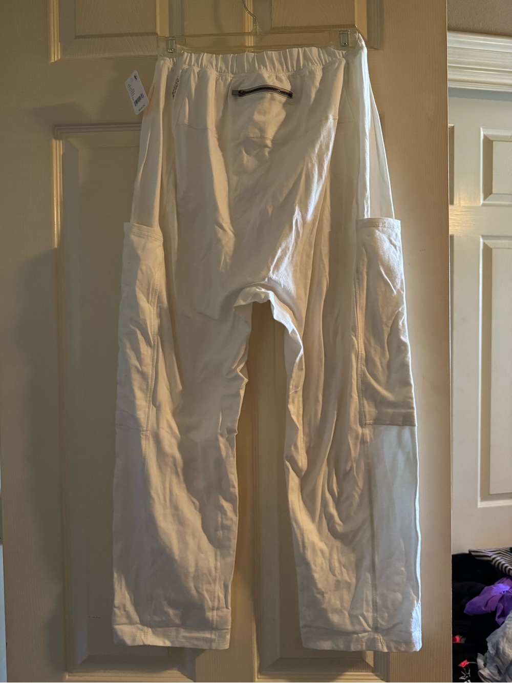 Free People- White Elastic Waist Cargo Lounge Crop Pants. NWT - Picture 2 of 5